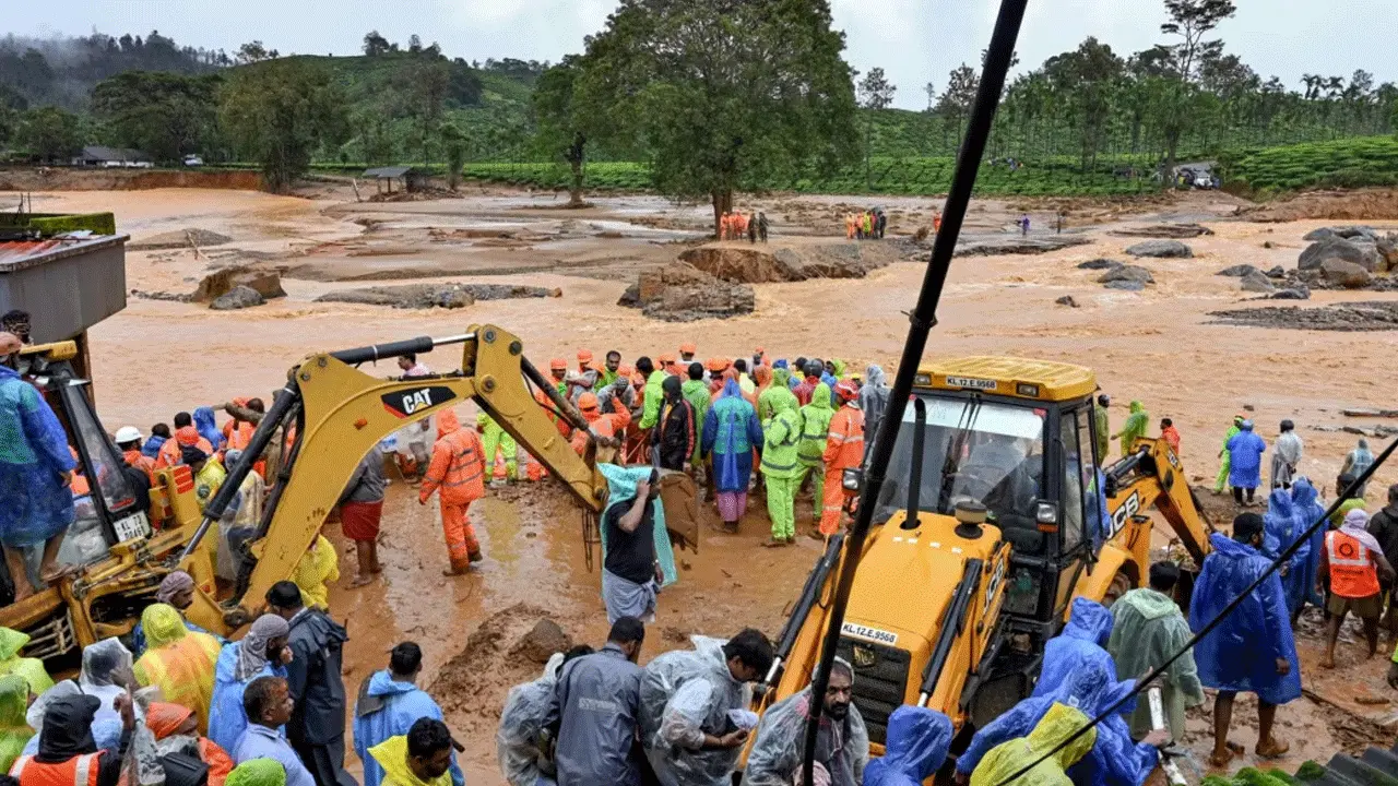 Upaya Pencarian 200 Korban Longsor di Kerala, India Terus Dilakukan oleh Tim Penyelamat