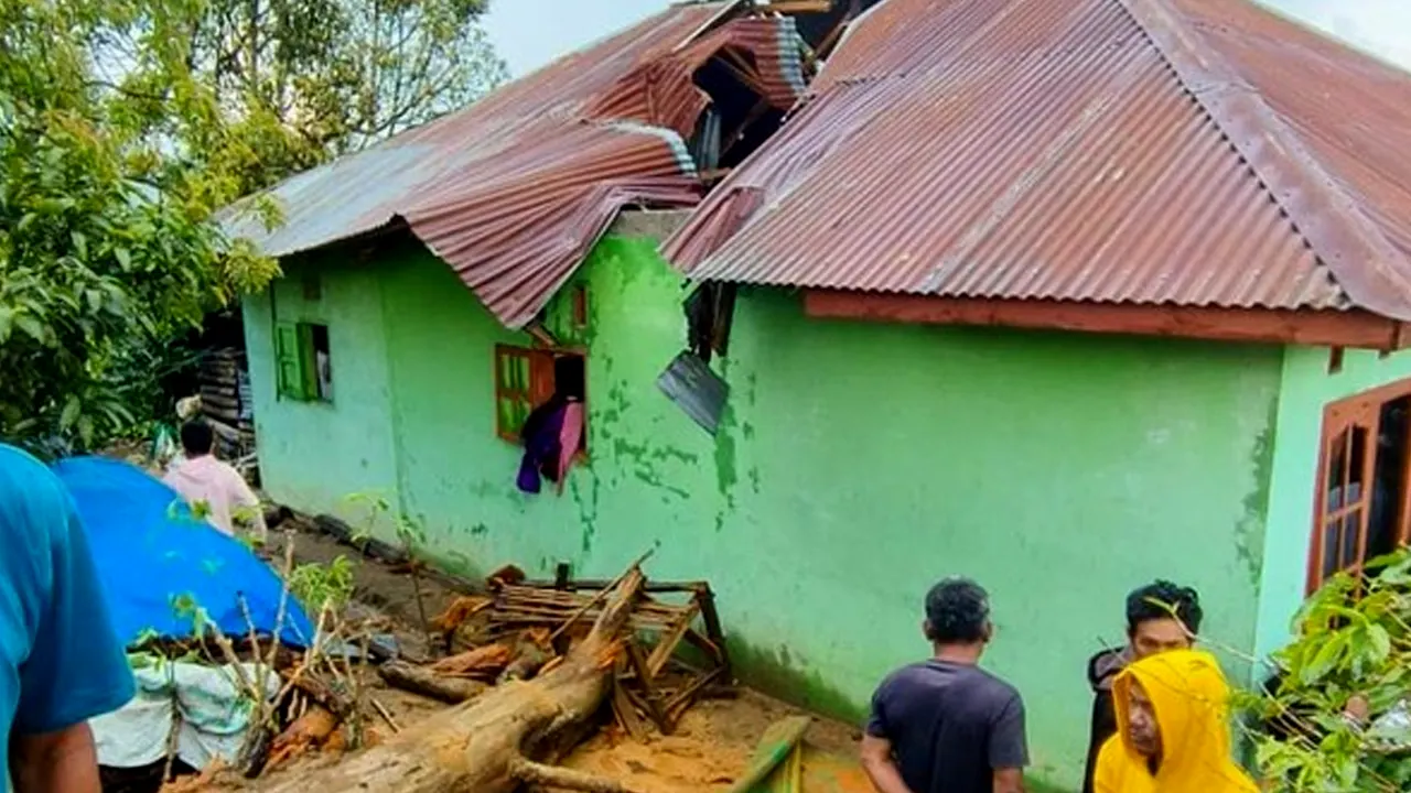 Bencana Puting Beliung Menghancurkan 8 Rumah di Taput