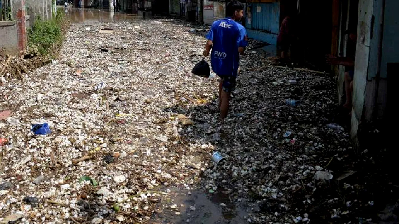 Banjir Terjang Sukabirus Dayeuhkolot hingga Tumpukan Sampah Penuhi Jalan