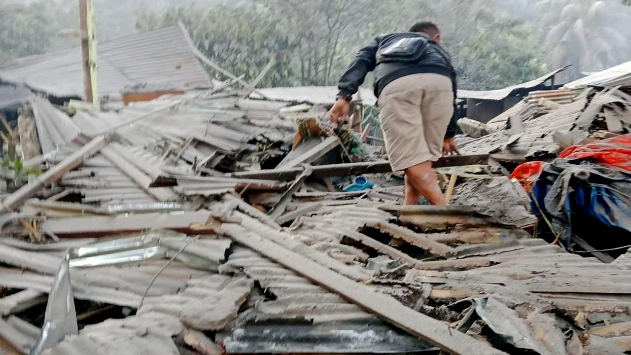 Hujan Pasir-Kerikil Lahar Erupsi Gunung Lewotobi Menghancurkan Permukiman