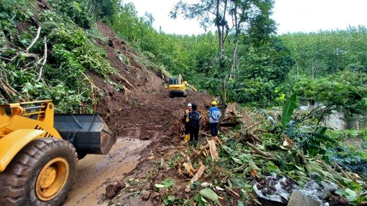 Longsor Susulan Bikin Jalan Nasional Bagbagan di Sukabumi Tutup Total