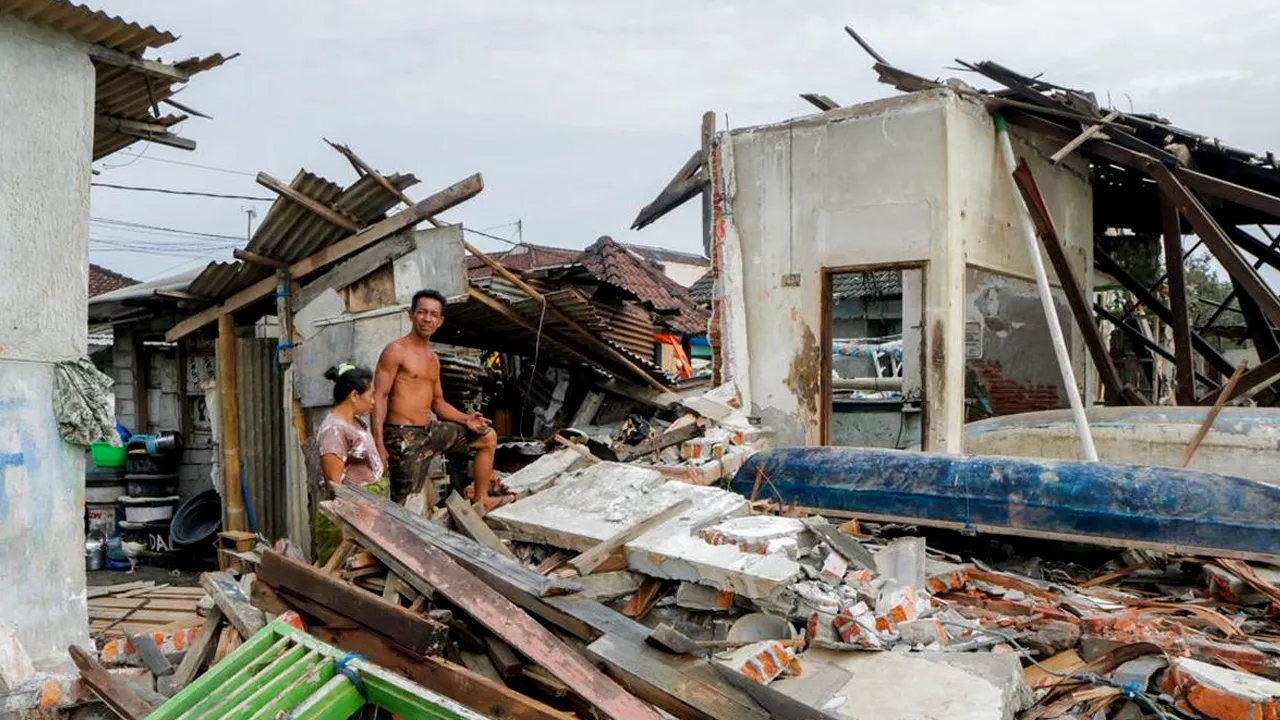 Puluhan Rumah Rusak Diterjang Angin Kencang di Pamekasan